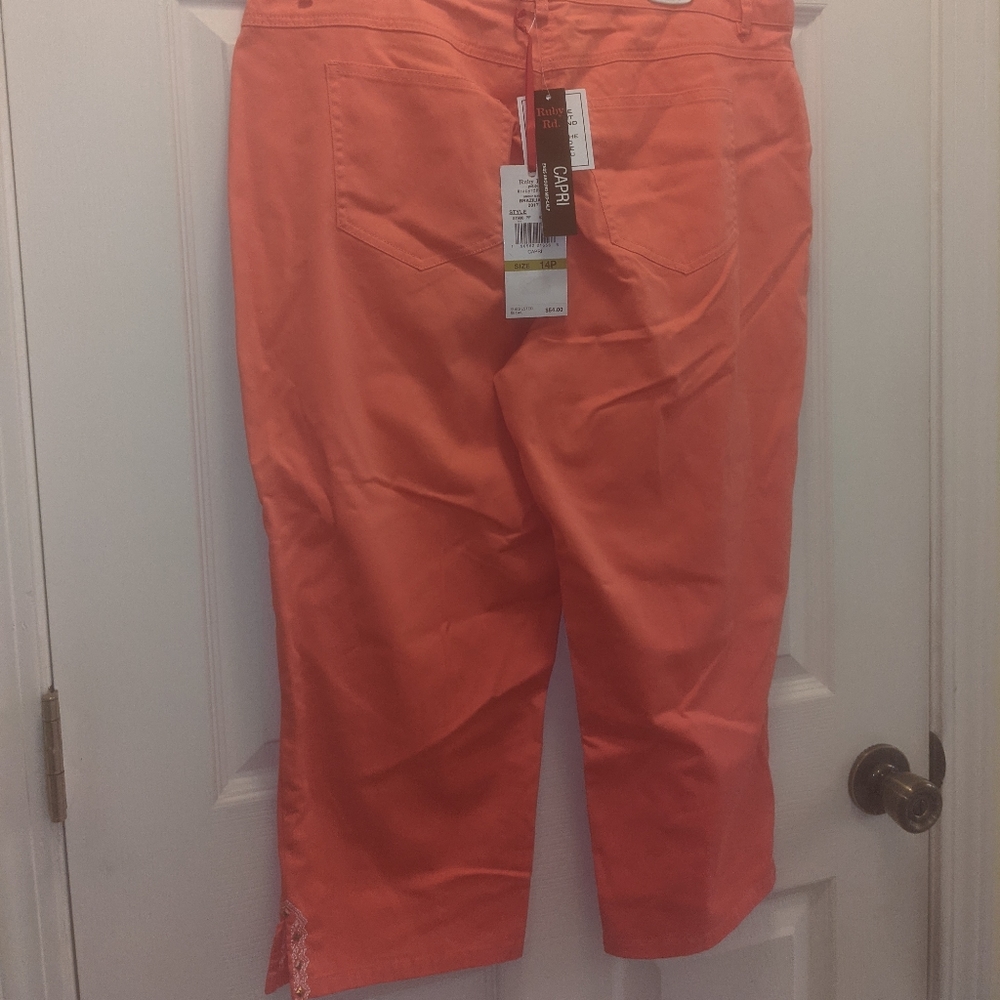 Rudy Rd. Capris - Picture 4 of 9